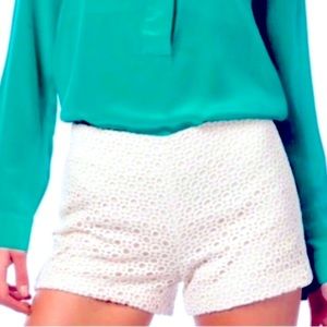 Adorable Banana Republic crochet cream colored shorts in size 4 Petite